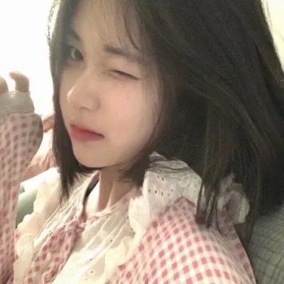 为了受伤的右眼